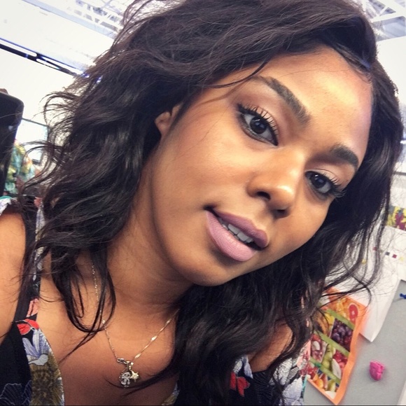 Meet your Posher, Tara - Picture 2 of 3